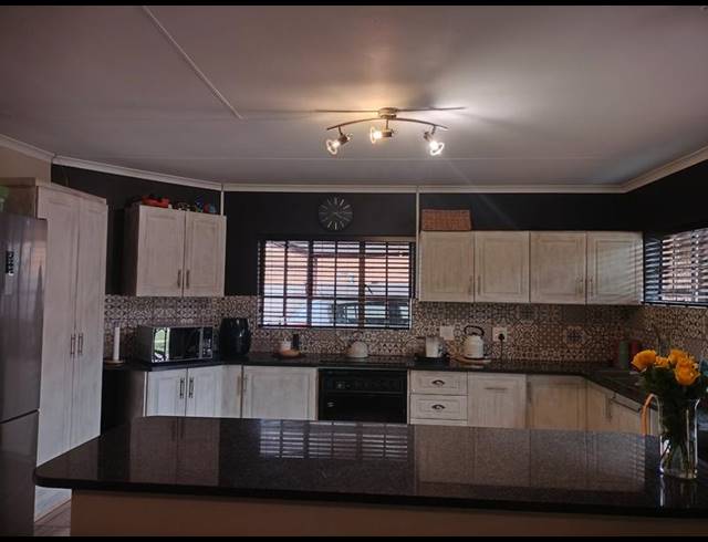3 BEDROOM HOUSE FOR SALE IN DORANDIA